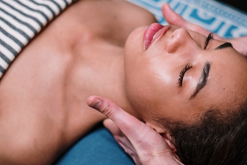 Fej hátsó részének és a tarkó reiki kezelése